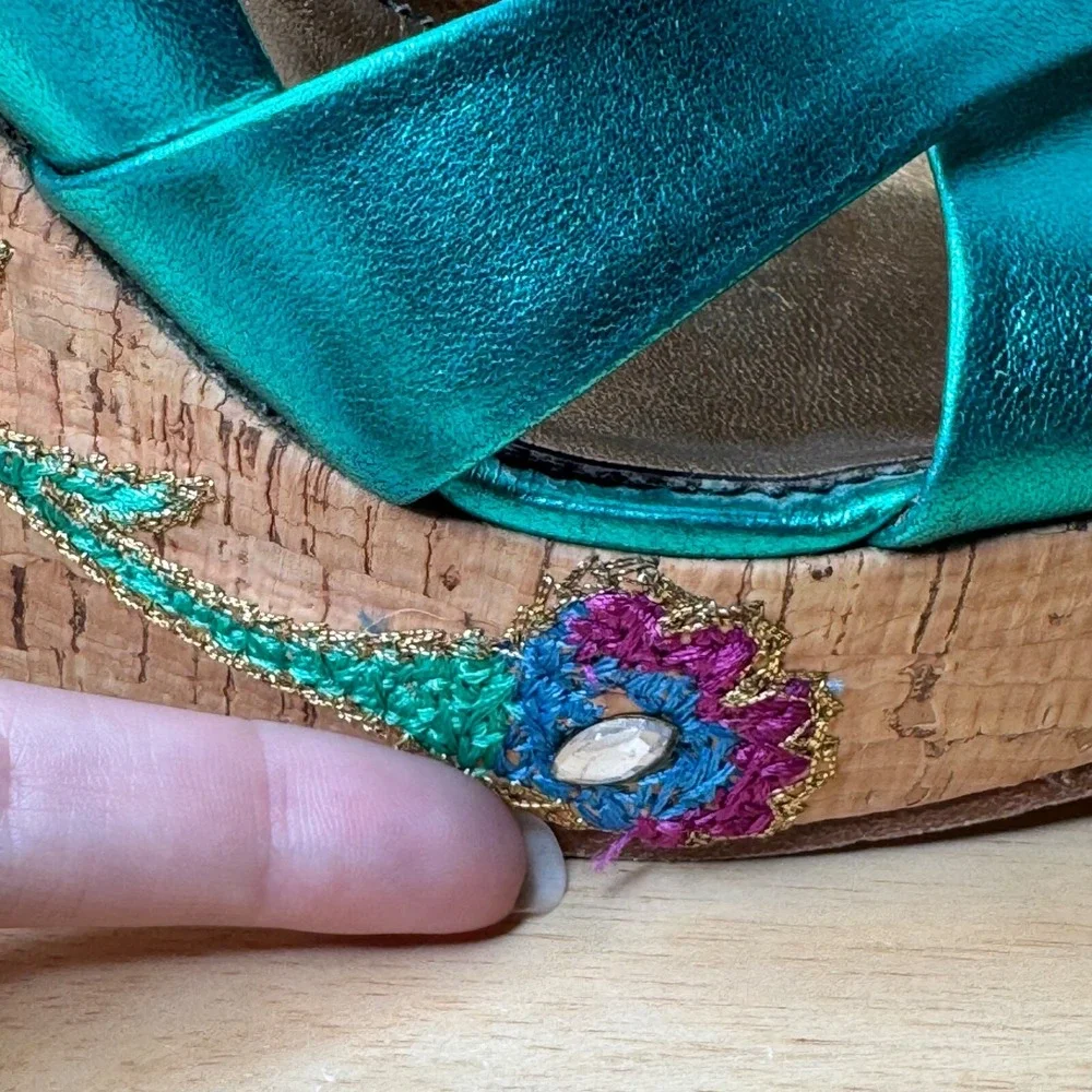 UNIQUE TEAL LEATHER WEDGES WITH FLORAL EMBELLISHMENT BY VINCE CAMUTO SIZE 8.5
